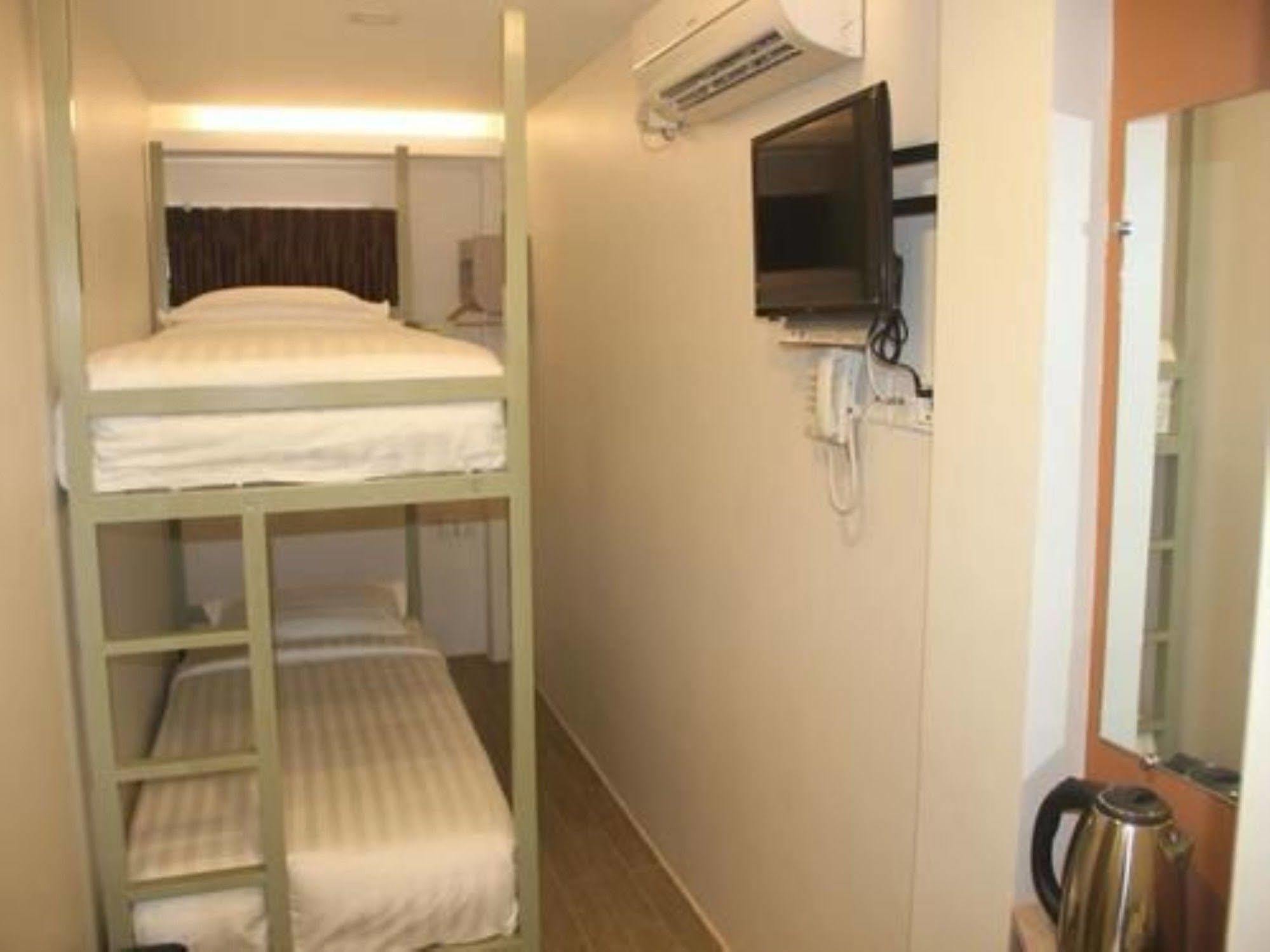 The Vibe Inn Янгон Екстериор снимка
