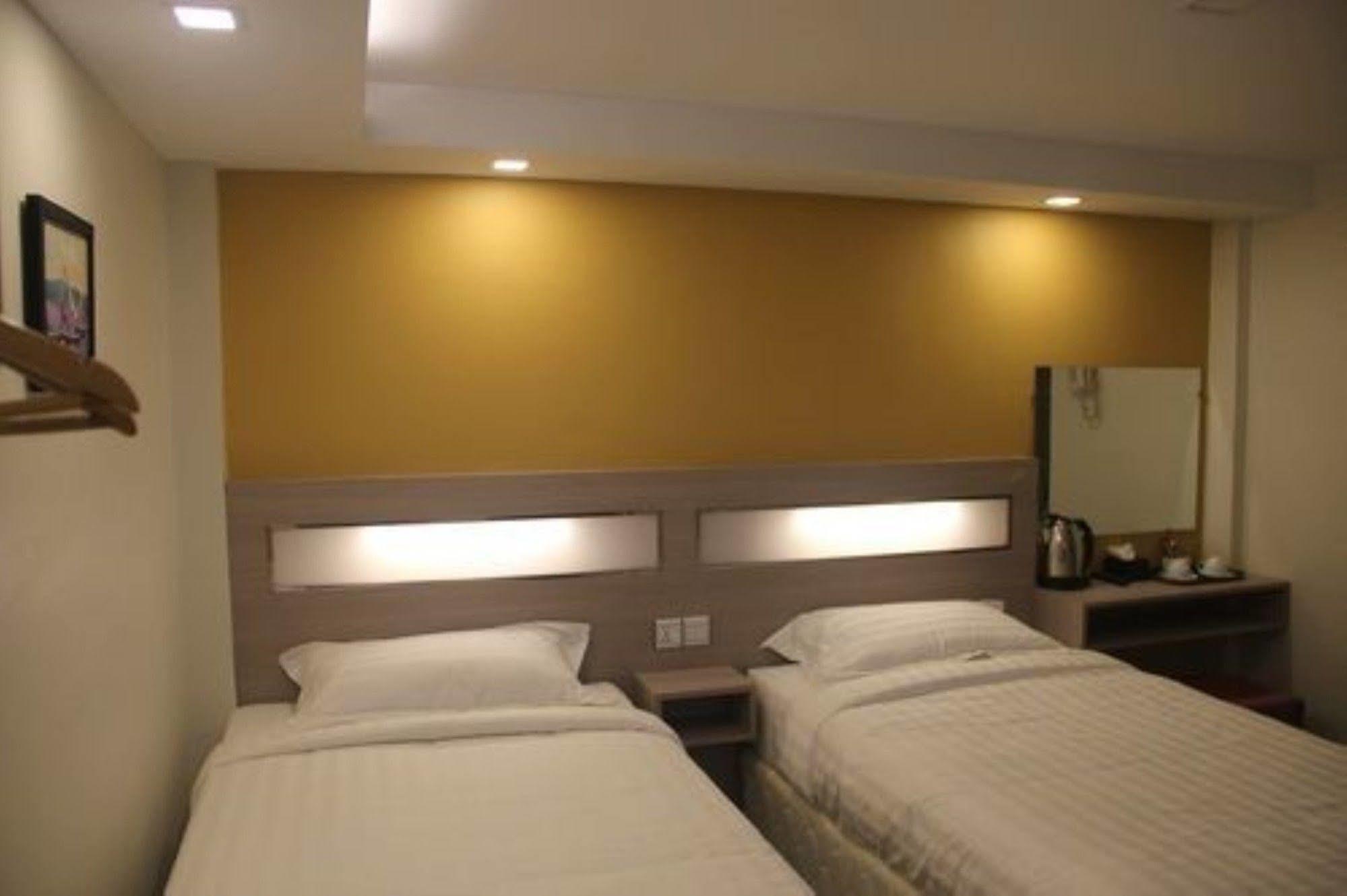 The Vibe Inn Янгон Екстериор снимка