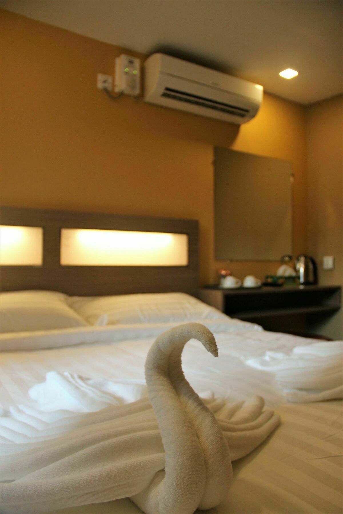 The Vibe Inn Янгон Екстериор снимка